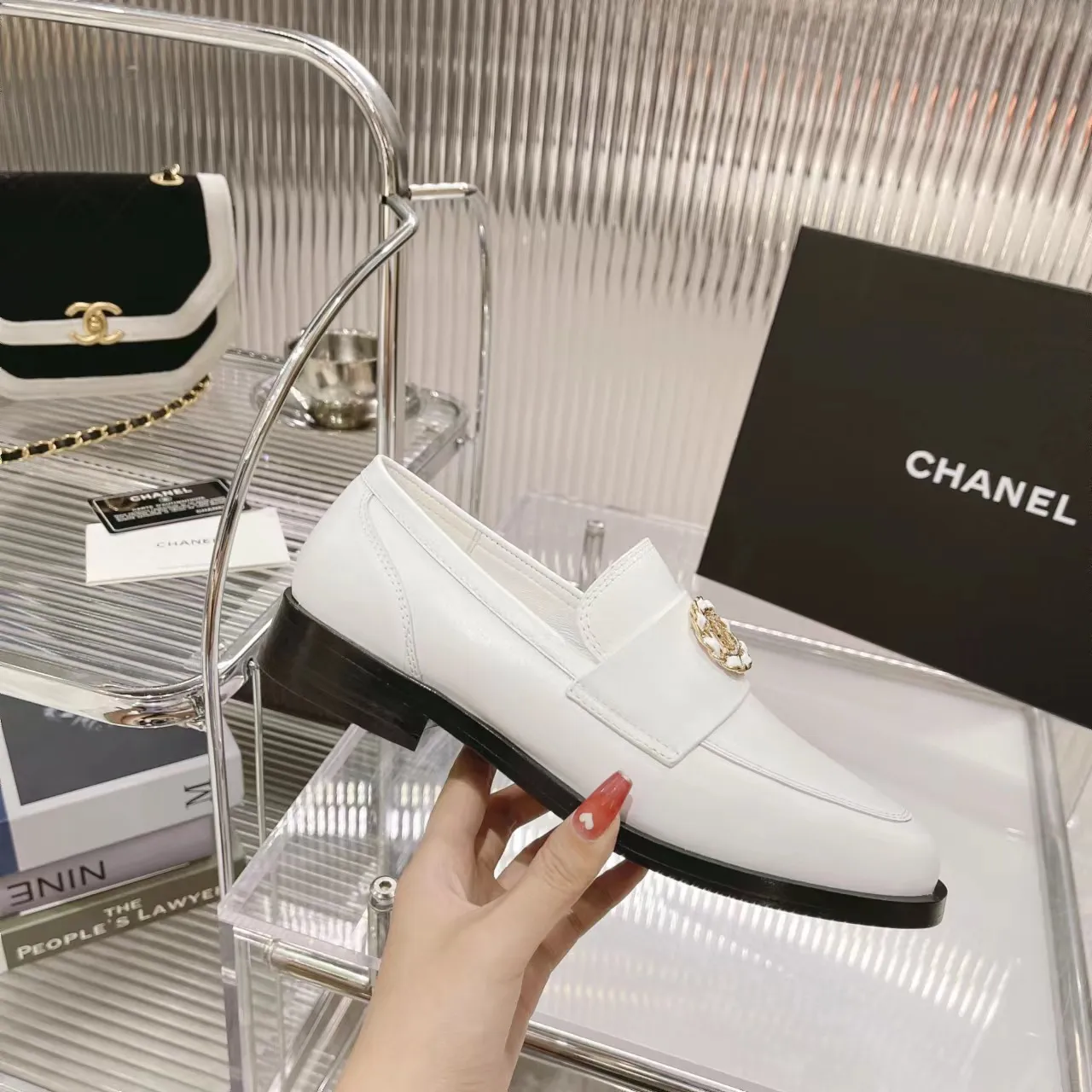 👟👟Ex-factory price 560👟👟Chanel Chanel 22K autumn and winter latest vintage retro double C buckle chain small gold ball loafers Dream Back to Campus series, the same style as the end of the year celebrities, delicate on the feet, invincible and easy to wear, small round toe atmosphere and simplicity, leather upper design, integrated chain with diamond small fragrance logo, very unique.  …………………………………………………… ❶Material: imported first-layer cowhide ➕cow patent leather + sheep leather ❷Lining: sheepskin ❸Feet: sheepskin ❹Outsole: original leather outsole ❺Heel height: 2.5cm ❻Packaging: Original full set of packaging ❼Number: 35-41 (40 41 custom-made, non-returnable) ☀Color: 4 colors
